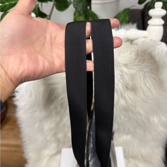 🔥SOLD🔥Authentic Gucci Beige GG Supreme Canvas Tote with Black Leather Pocket - Picture 6 of 17